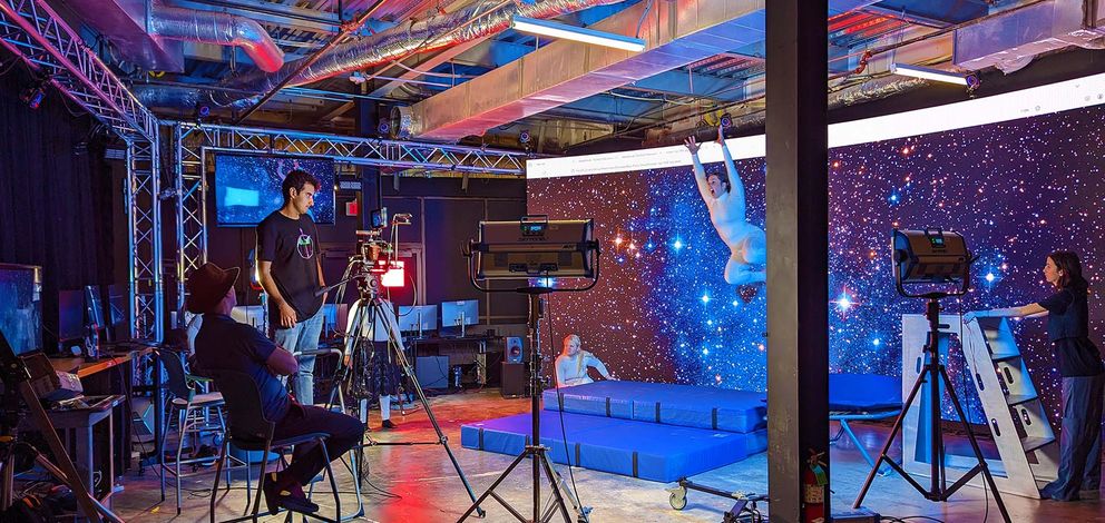 /images-src/main-carousel/01-LSU XR lab in action