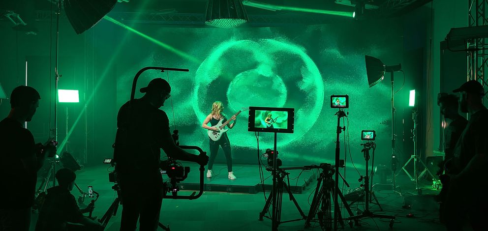 /images-src/main-carousel/03-fender usa demonstration