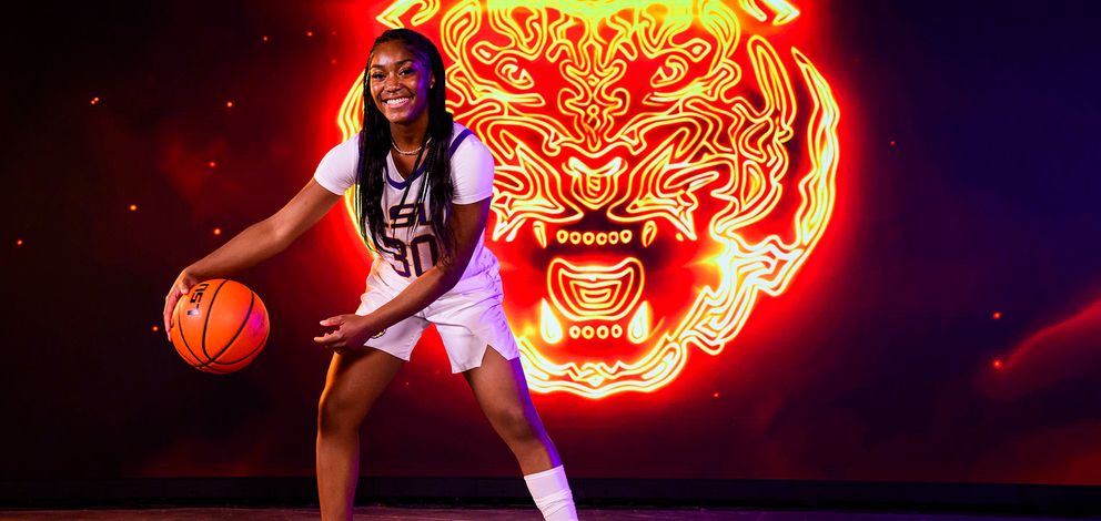 /images-src/main-carousel/05-lsu womens basketball player